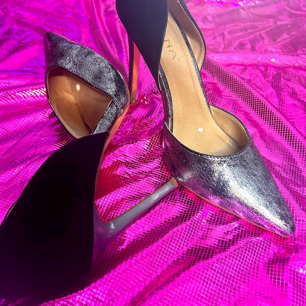 Lightly worn on the bottom ; No scuffing. Velvet heel. Size 9